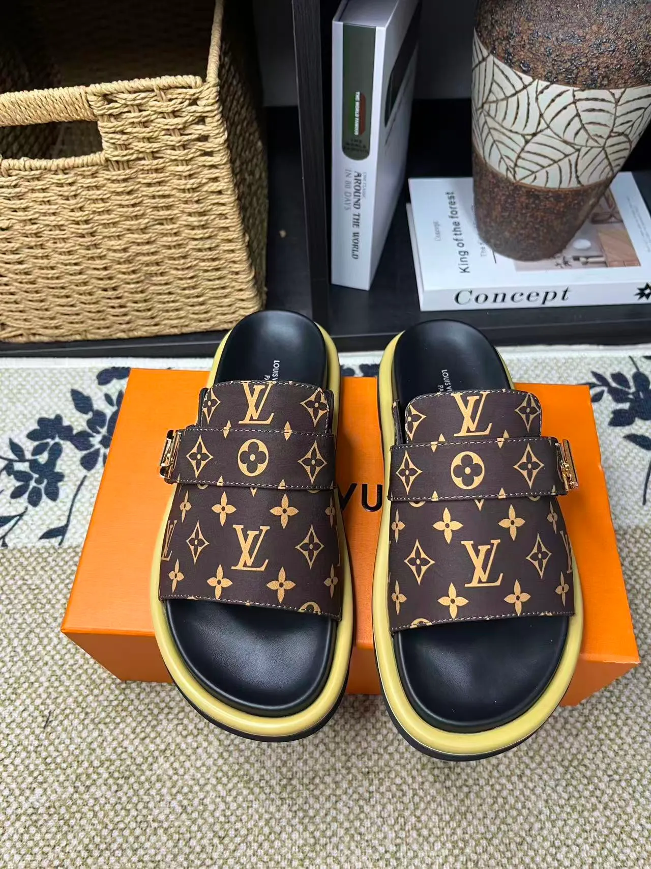 P340 [New Style] [LOUIS VUITTON] Louis Vuitton, LV printing, men's and women's slippers are now on the market, packed in drawer boxes with cloth bags and cards, the upper pattern looks very soft and waxy, and is a super versatile leg slimming tool. Fabric: imported denim/canvas/old fabric, LV hardware LOGO, official website pattern printing, comfortable to wear, feet: high-elastic PU water table. Sole: foam sole, heel height: about 5cm. Code number: 35-46, 35, 45, 46 are custom-made and non-returnable. Color: multiple colors and styles available.